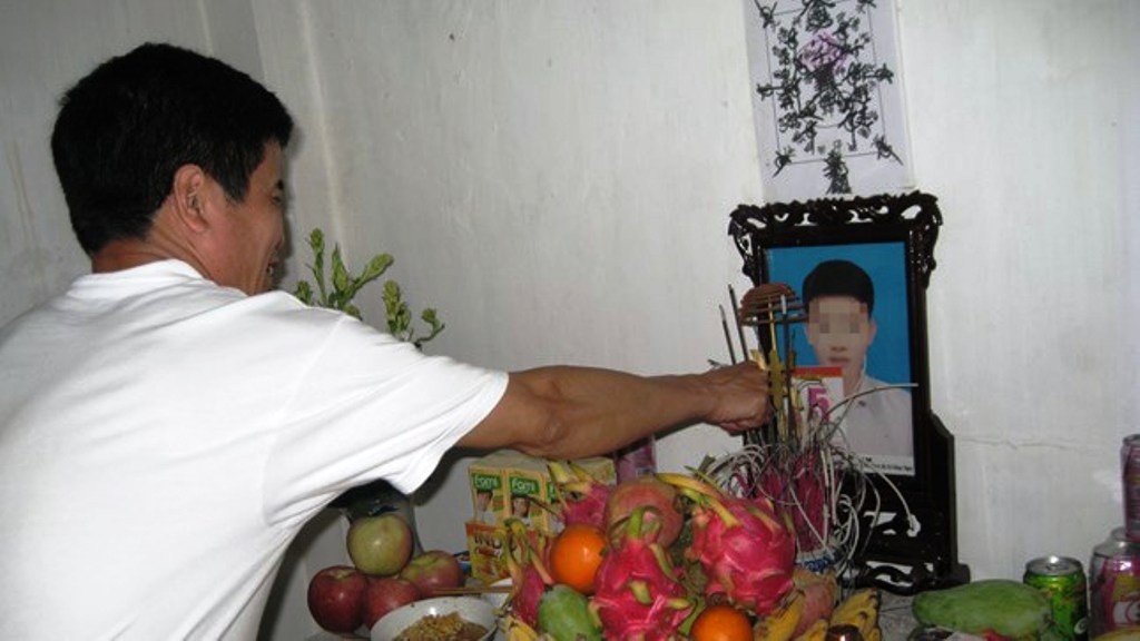 An mang vi 'vu cong dam cuoi' nhay qua boc hinh anh