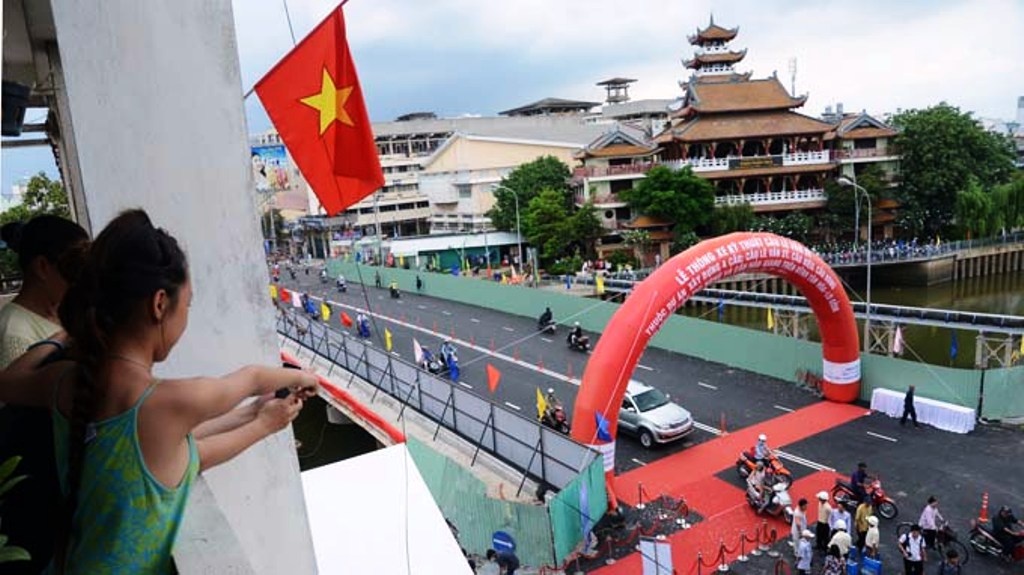 Vet nut tren tru cau Le Van Sy la vet xuoc hinh anh