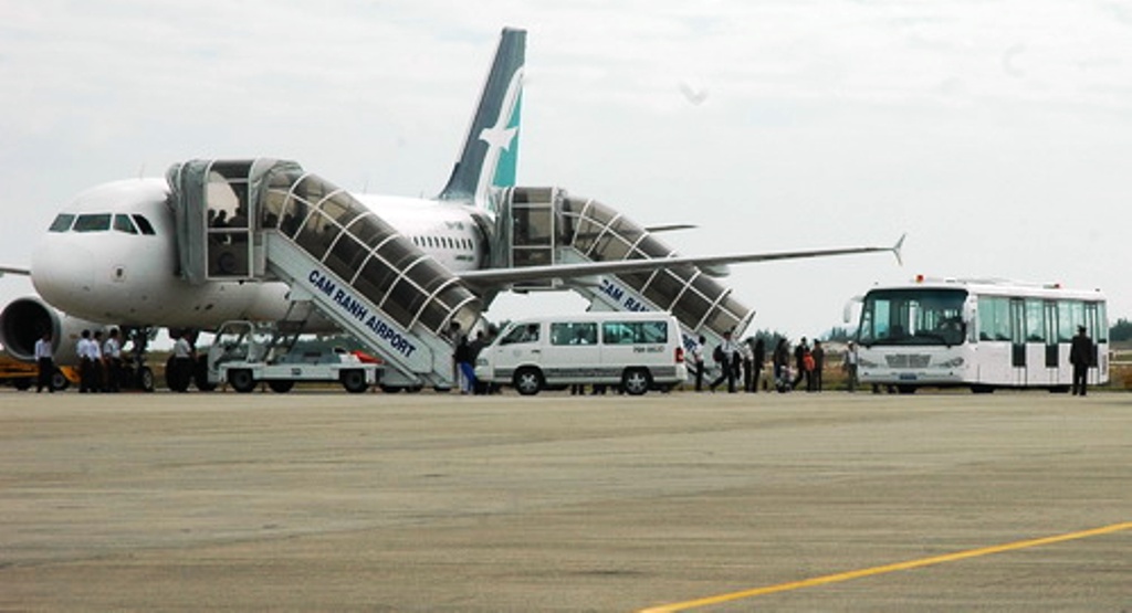 San bay Cam Ranh dua khach len nham may bay hinh anh