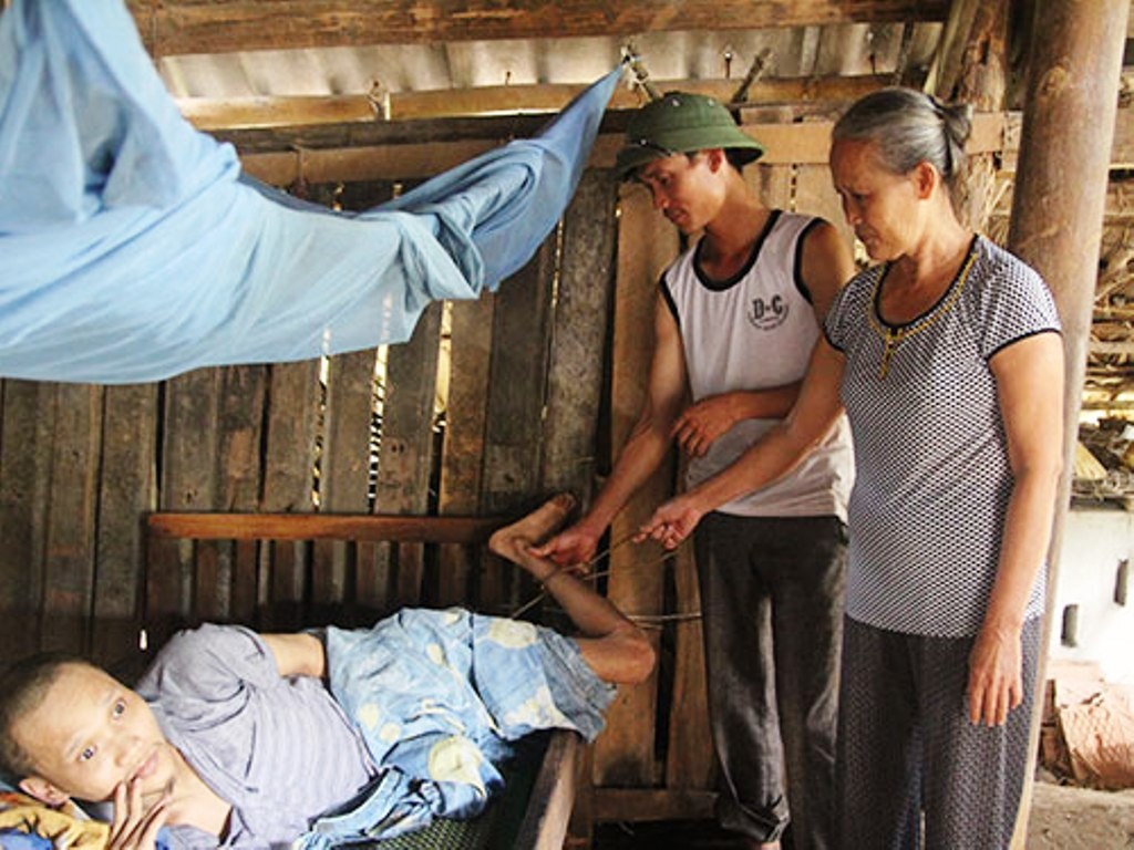 Noi dau o lang co nhieu nguoi dien hinh anh