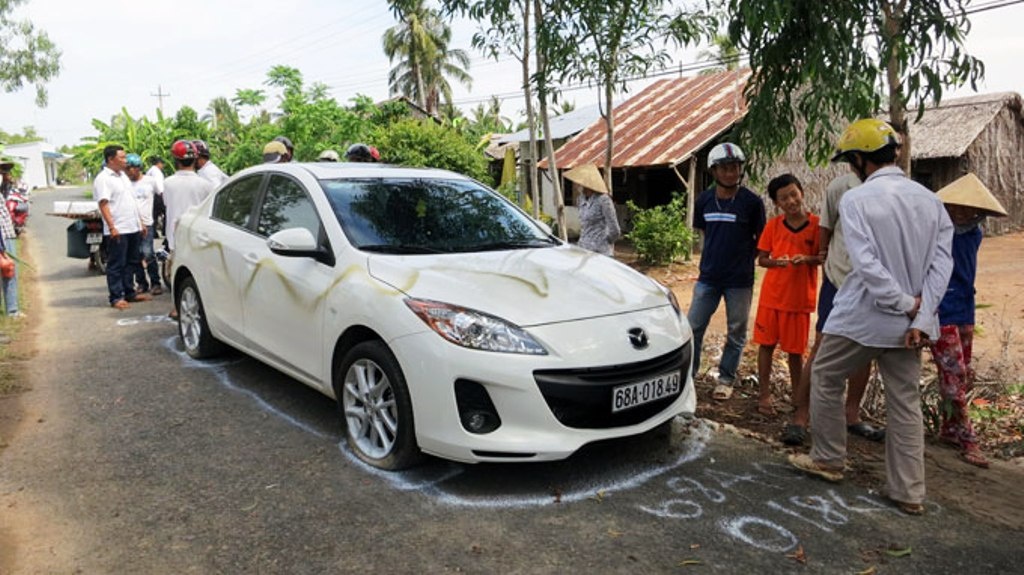 Cong an xa uong bia, chan xe, xit son lung tung hinh anh