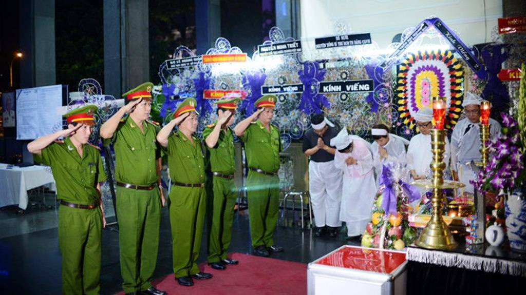 Nguoi can ve cua Bac Ho qua doi hinh anh