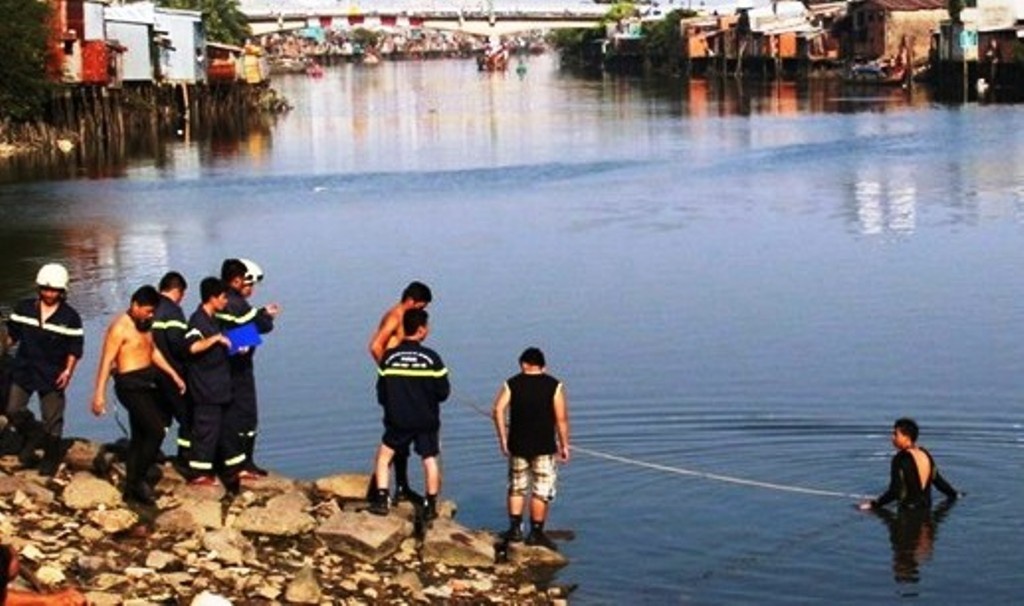 Chet duoi vi cuu nguoi nhat phe lieu roi xuong kenh Ben Nghe hinh anh