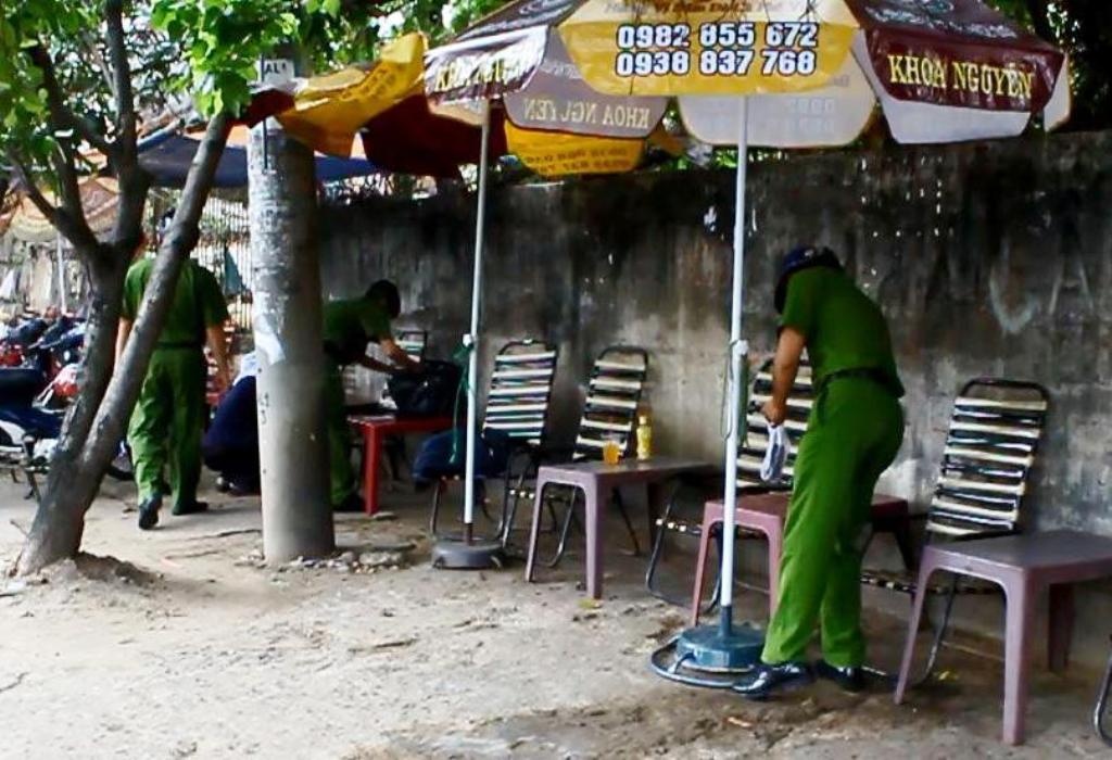 Nhan vien ngan hang bi dam khi dang uong ca phe sang hinh anh