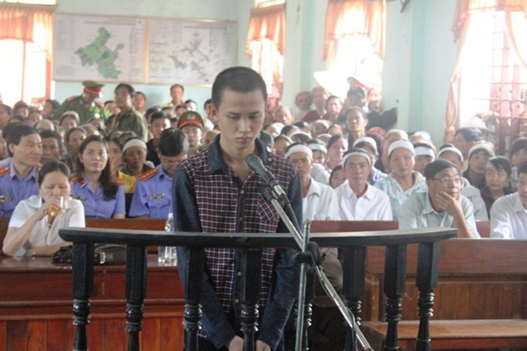 Huynh trước vành móng ngựa tại buổi xét xử.