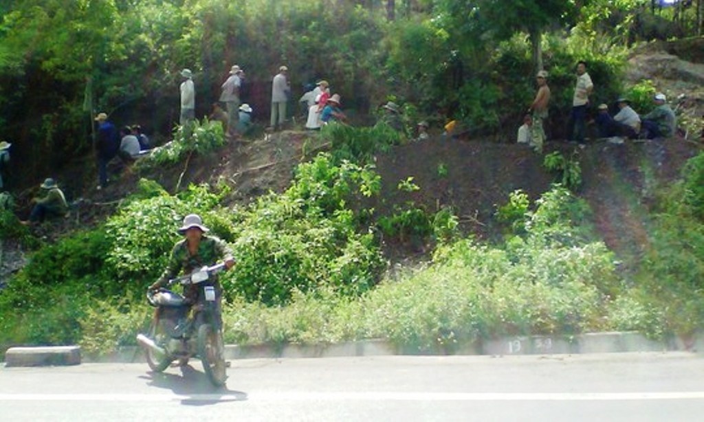 Hang tram nguoi xoi tung chan deo Mang Yang tim huynh dan hinh anh