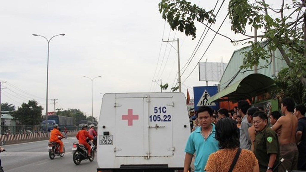 Nguoi dan ong dot tu khi dang lai xe hinh anh