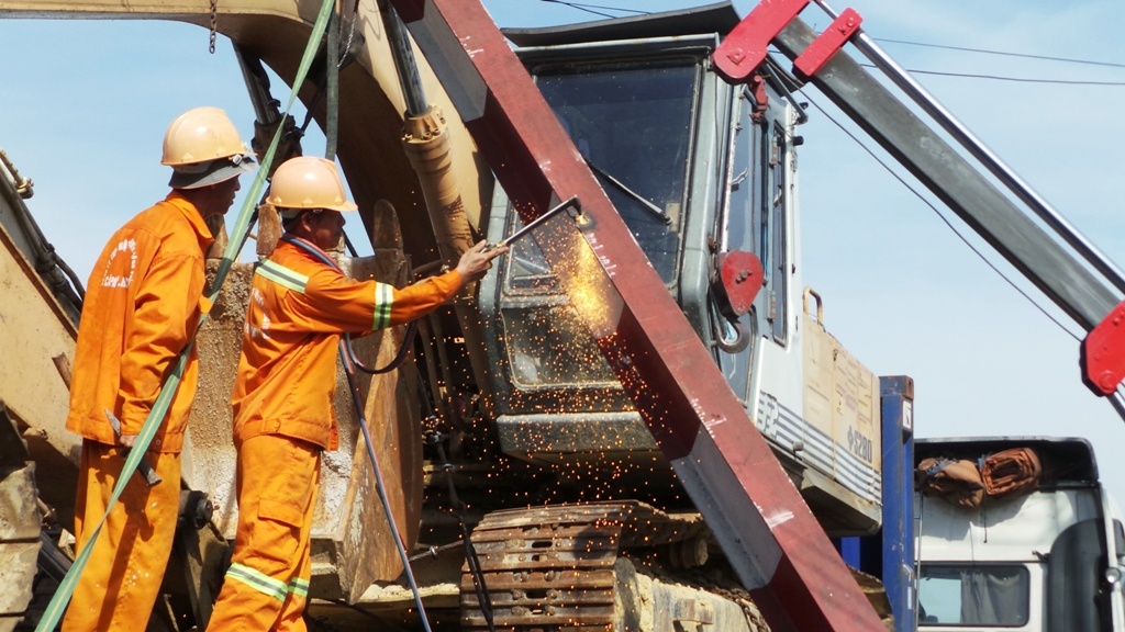 Dung han xi 'giai cuu' xe khung mac ket tren cau o Sai Gon hinh anh