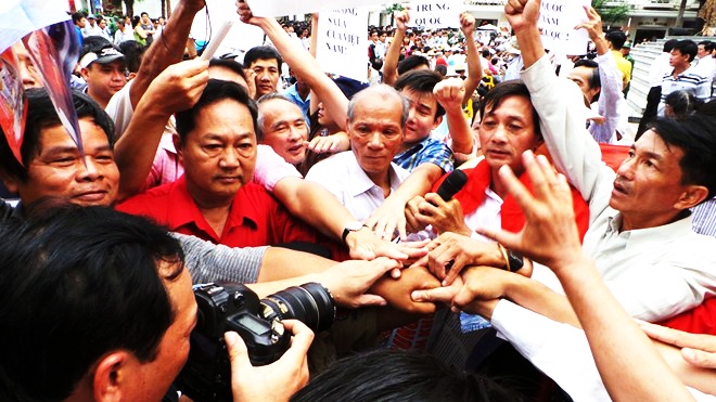 Mọi người cùng nắm tay nhau thể hiện sự đoàn kết quyết tâm phản đối hành động sai trái của Trung Quốc.