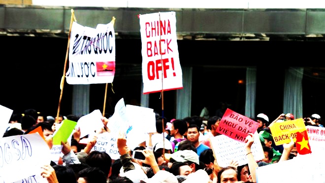 Người dân mang theo nhiều băng rôn, biểu ngữ yêu cầu Trung Quốc phải rút giàn khoan khỏi vùng biển Việt Nam.
