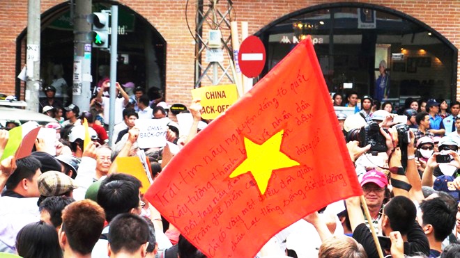 Hàng trăm sinh viên từ các trường đại học tham gia cuộc tuần hành ôn hòa.