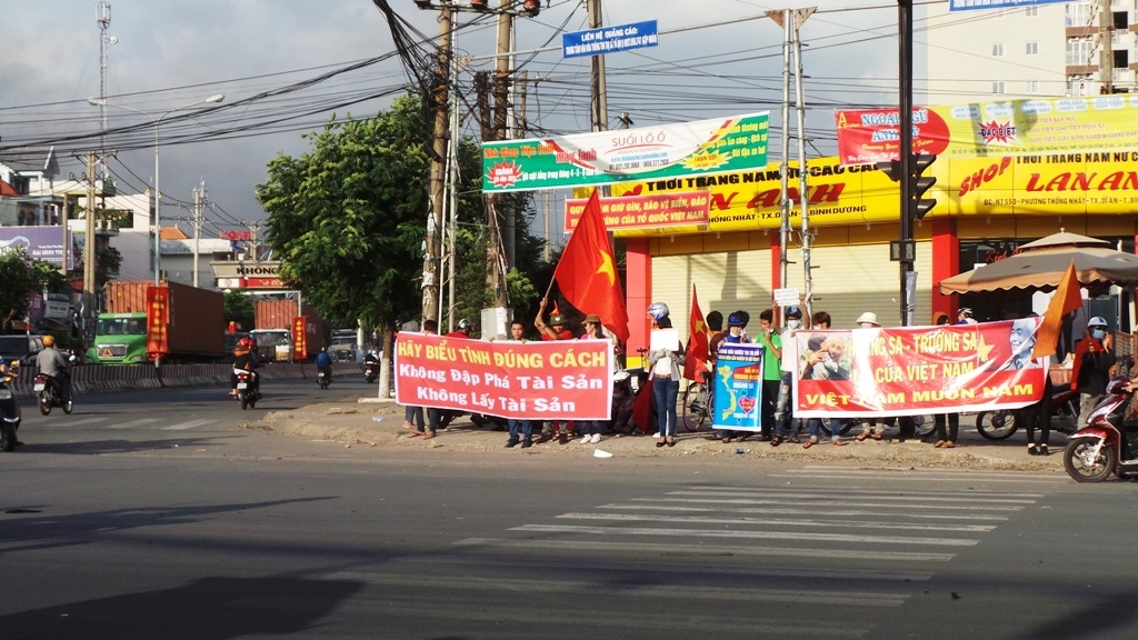 Nhóm anh Phong đứng giữa trời nắng kêu gọi công nhân bình tĩnh để không bị kẻ xấu lợi dụng.