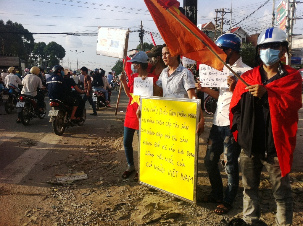 Cong nhan Binh Duong that nghiep sau vu dap pha nha may hinh anh