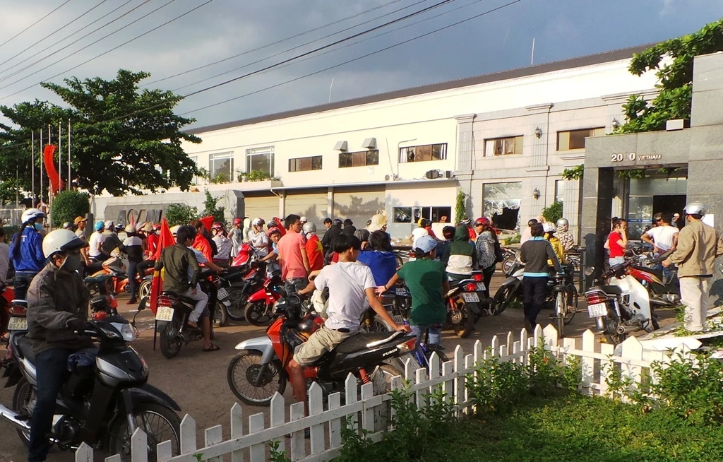 Nhóm công nhân đập phá tại một nhà máy trong KCN Sóng Thần, đường ĐT 743, thị xã Thuận An, tỉnh Bình Dương.