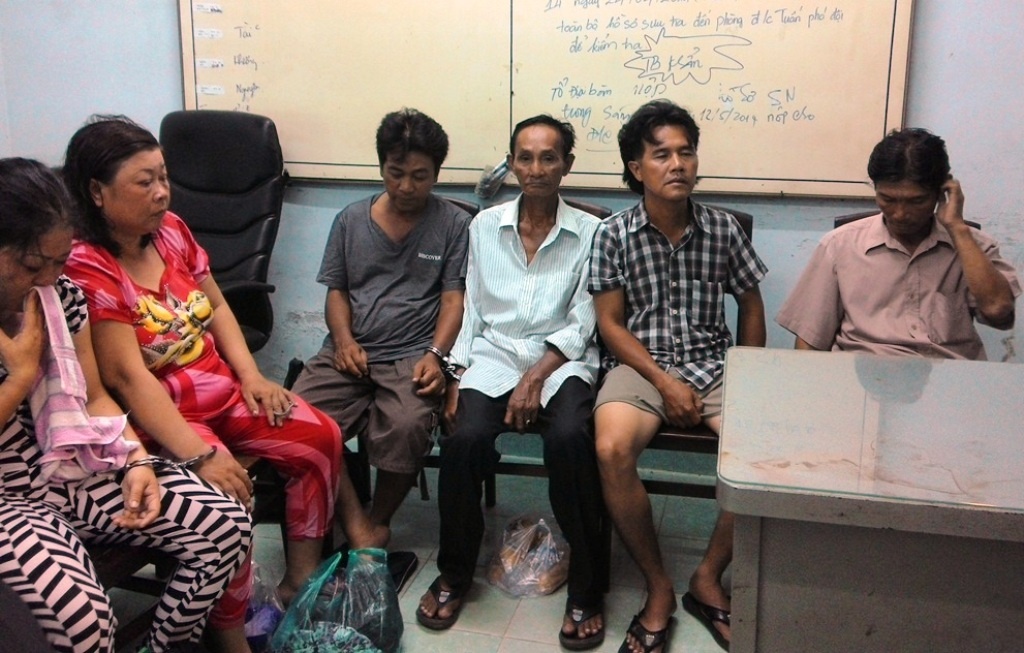 Bat nhom dan canh de cuop hang hoa nguoi di duong hinh anh