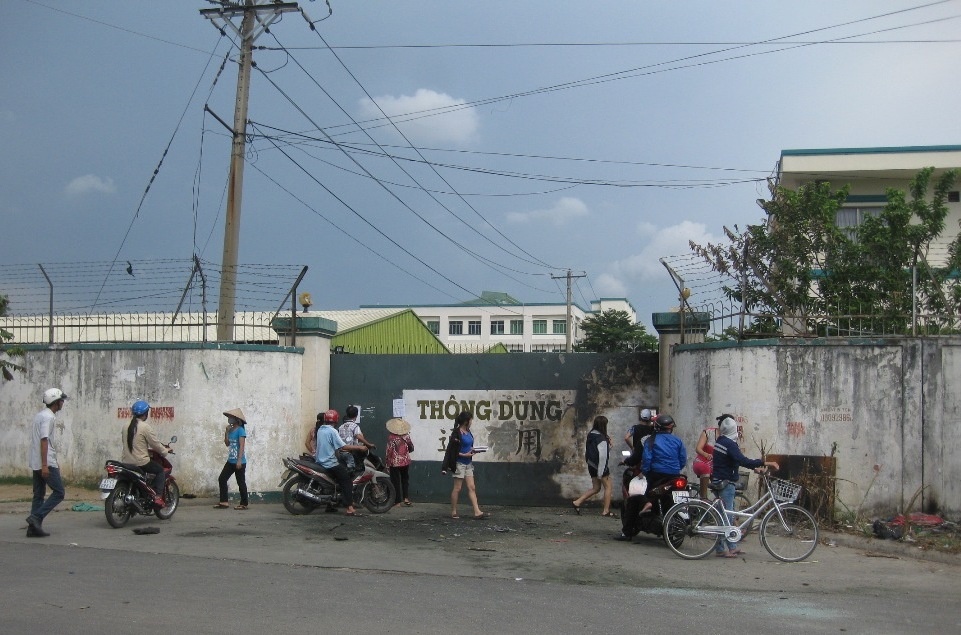 Công nhân công ty giầy Thông Dụng (một trong những công ty có công nhân tổ chức tuần hành sớm nhất) đến hỏi thăm tình hình làm việc trở lại sau khi công ty này bị đốt cháy trong các cuộc tuần hành.