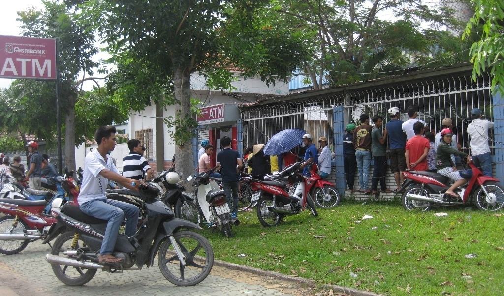 Cong nhan Binh Duong ngong tin ngay di lam lai hinh anh