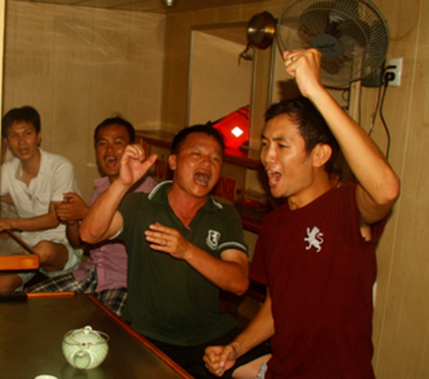 Sau những cuộc đối mặt đầy cam go, các kiểm ngư viên tiếp thêm sức mạnh cho mình bằng những bài ca truyền thống.