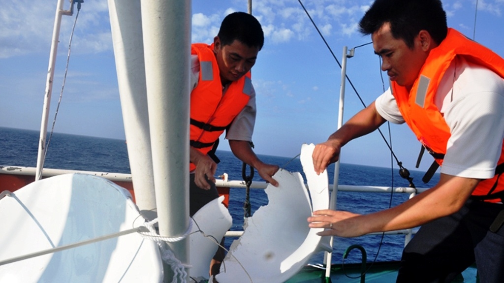 Các kiểm ngư viên tàu HP 926 dọn dẹp mảnh vỡ của ăngten Vinasat bị vỡ nát sau một trận tấn công bằng vòi rồng của tàu hải cảnh Trung Quốc Cùng đứng bên cạnh các anh trong cuộc đấu tranh giữ chủ quyền, trong những khoảnh khắc rất đời thường của con người ở Hoàng Sa những ngày nóng bỏng này mới cảm nhận hết những vất vả, hiểm nguy.