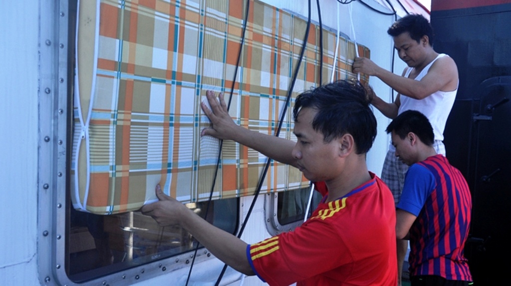 Những tấm nệm của các kiểm ngư viên được mang lên làm tấm chắn nước ở các cửa kính để ngăn súng bắn nước của Trung Quốc xịt rất mạnh vào tàu Việt Nam