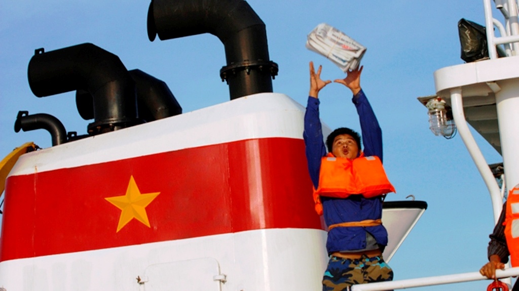 Những tờ báo Tuổi Trẻ mới nhất từ đất liền theo tàu được chuyển ra cho các anh