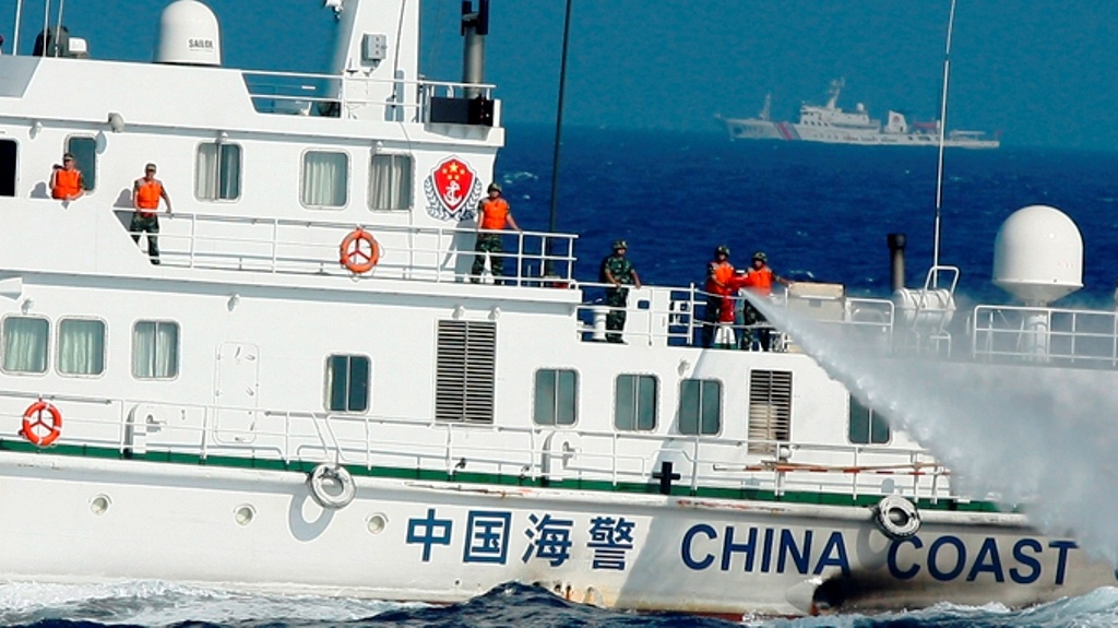 Tàu Trung Quốc mang số hiệu 2401 hung hăng rượt đuổi, bắn súng phun nước vào tàu Việt Nam trên vùng biển Hoàng Sa.