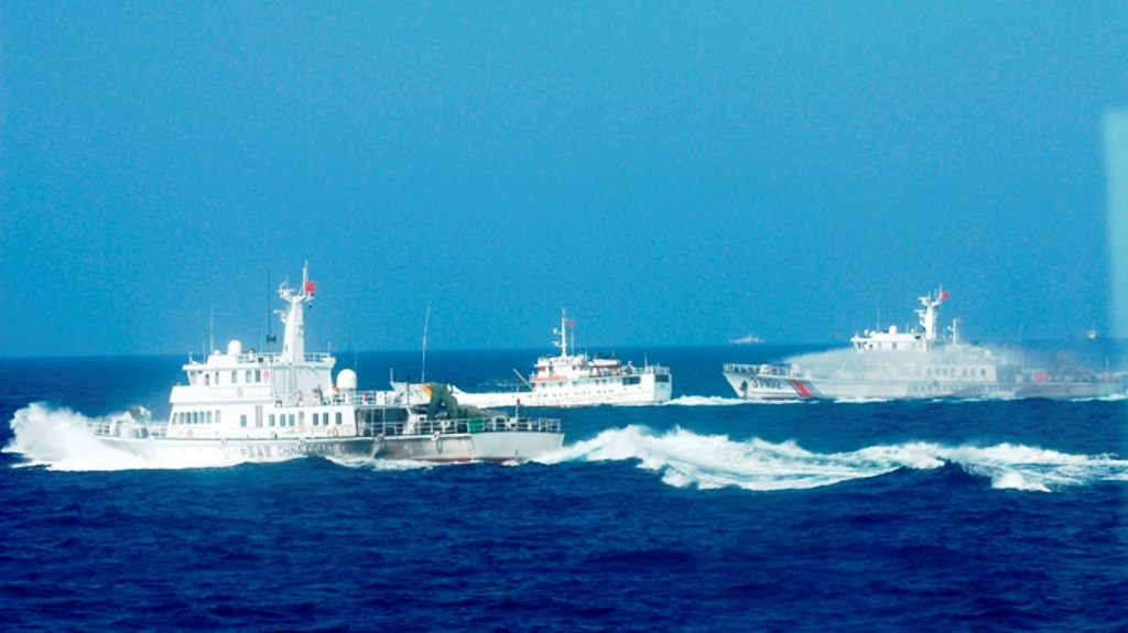 Hai tàu Trung Quốc rượt đuổi, phun vòi rồng vào tàu kiểm ngư Việt Nam mang số hiệu 767.