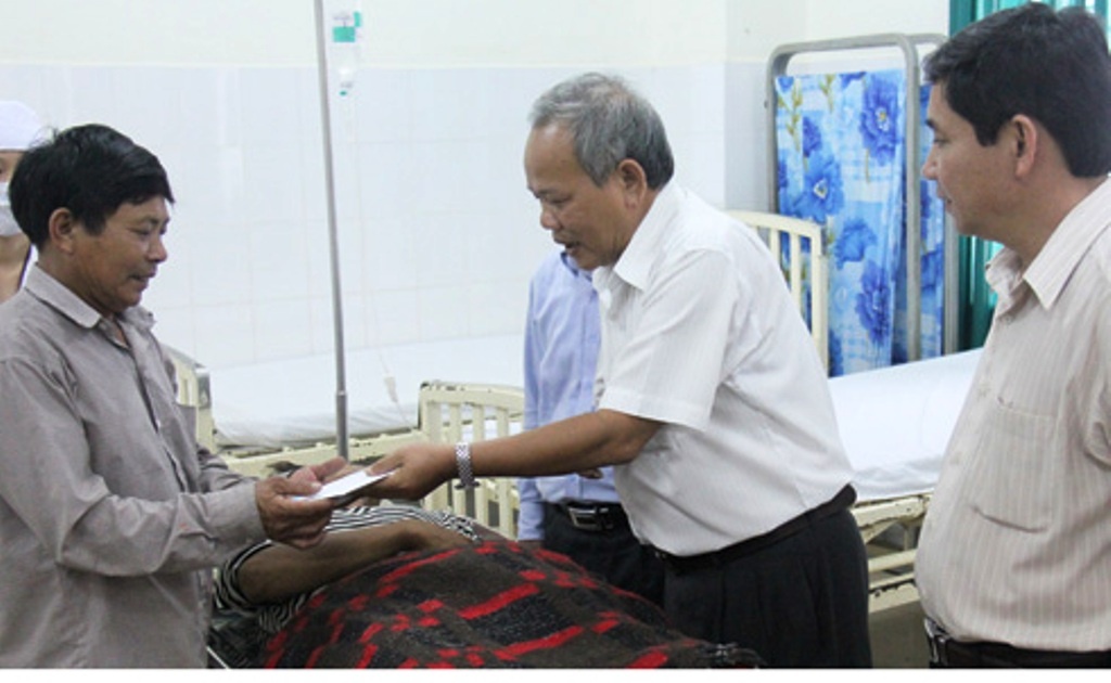 Ho tro khan cap 2 ngu dan bi danh trong thuong o Hoang Sa hinh anh