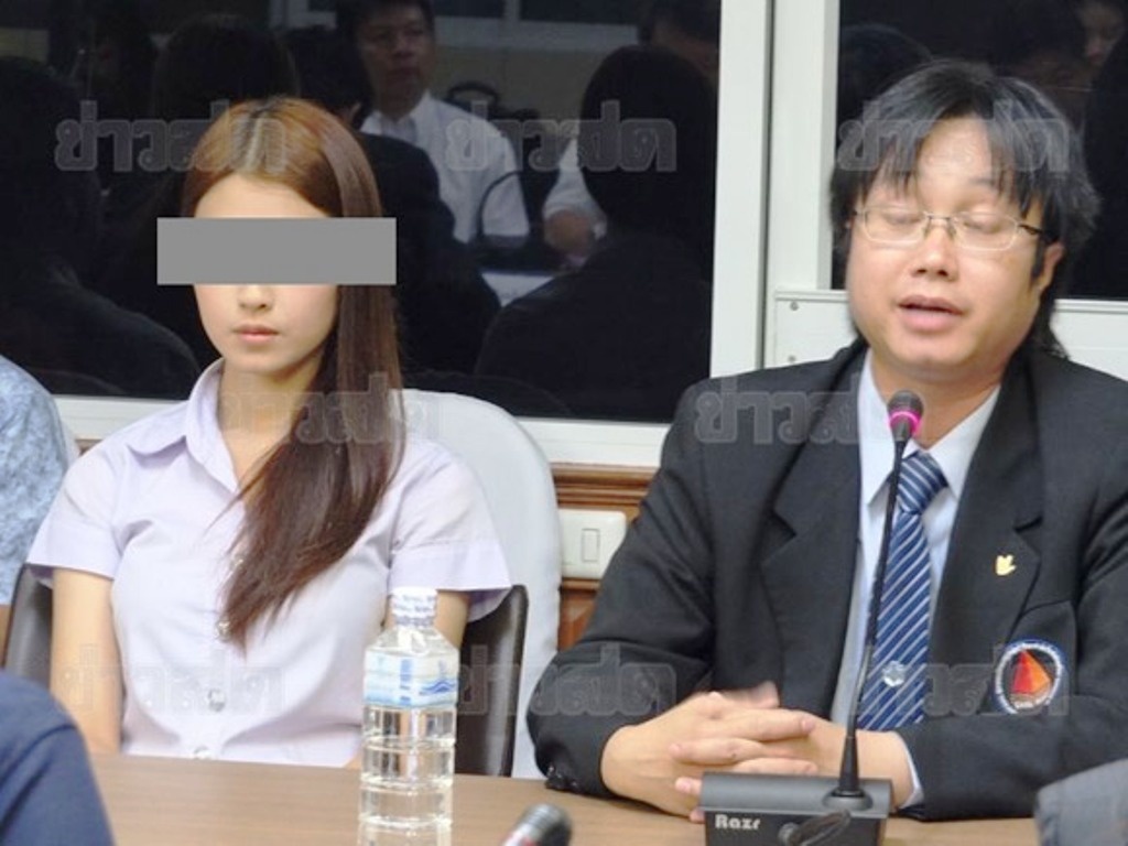 Trợ lý hiệu trưởng của trường ĐH Chiang Rai cùng học sinh này xuất hiện trước truyền thông để xin lỗi về vụ việc.