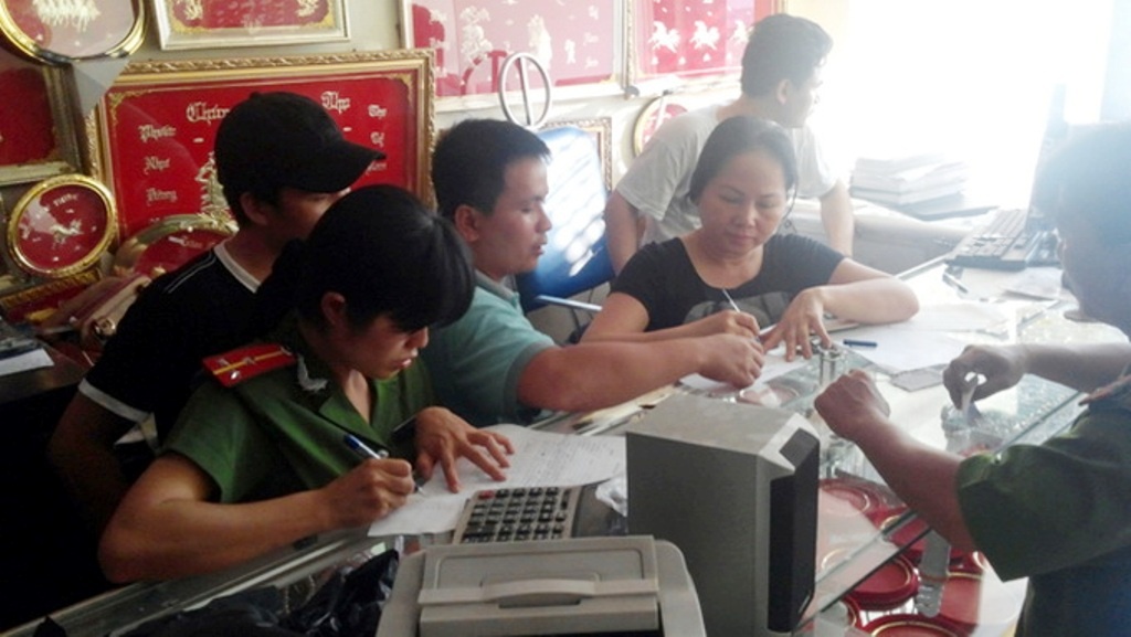 Tiem vang Hoang Mai doi 100 USD va boi thuong tinh than hinh anh