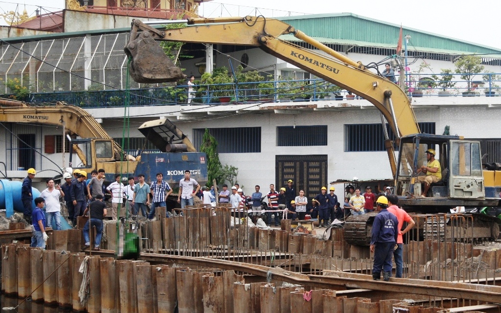 Dung xe xuc vot xac nguoi dan ong loa the duoi kenh hinh anh