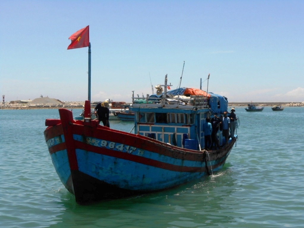 Lai dat tau ca bi Trung Quoc tong chim vao bo hinh anh