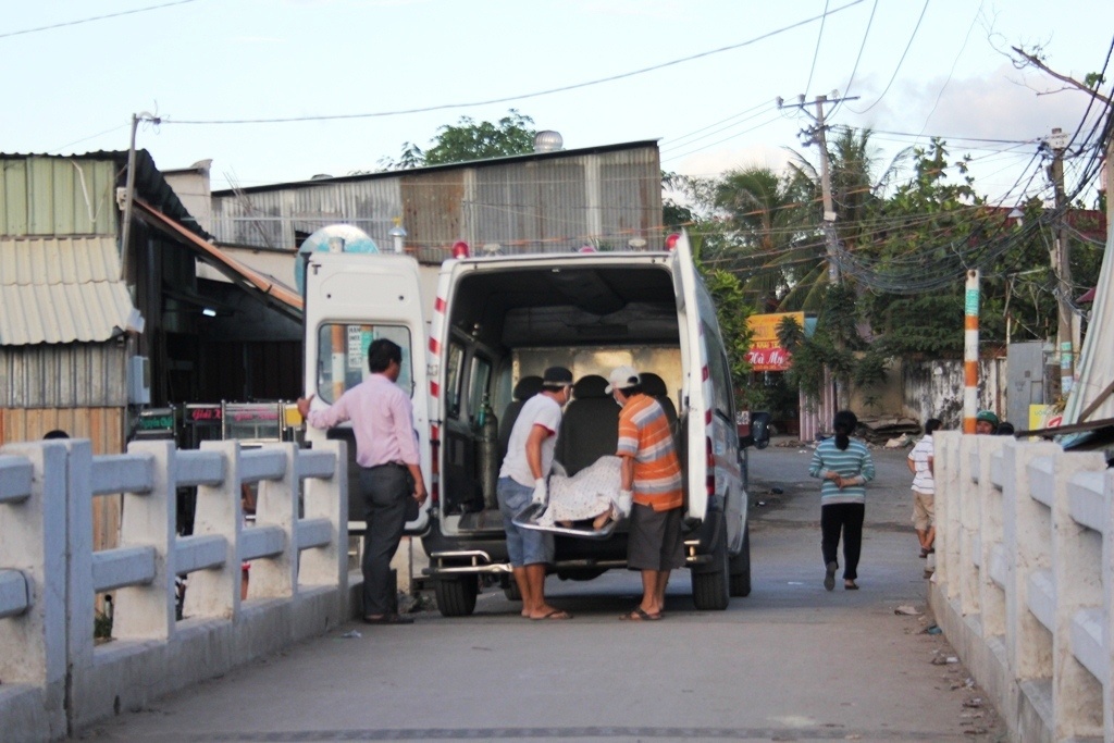 Thi thể hai cô gái được đưa về phục vụ công tác khám nghiệm, điều tra vụ việc.