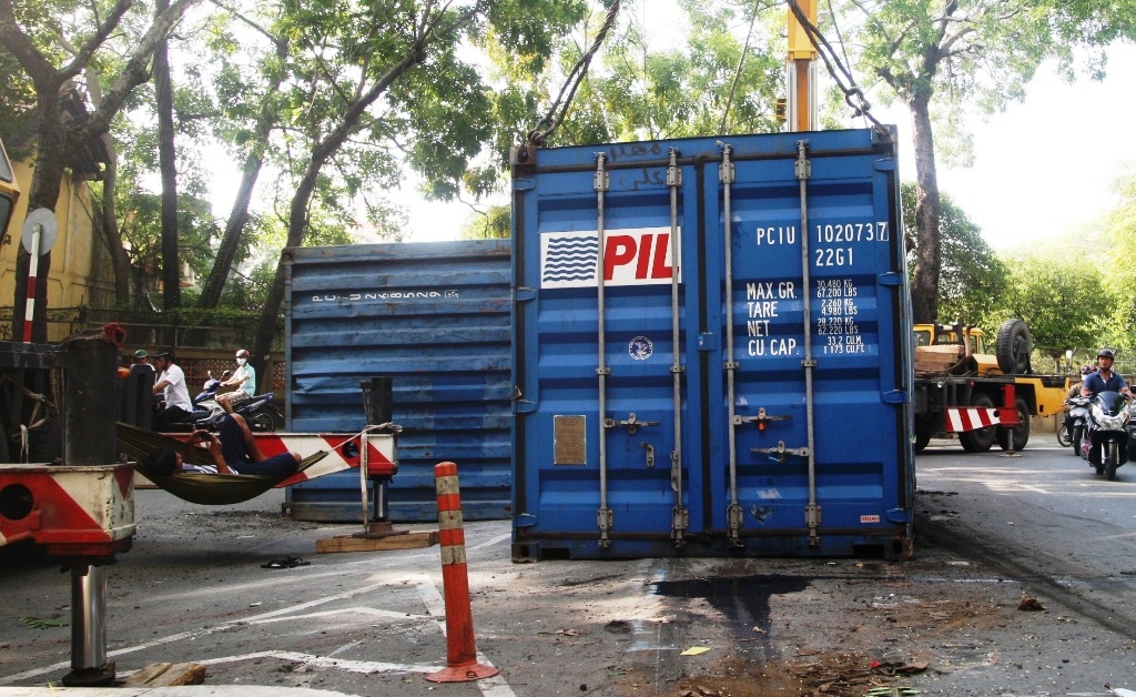 Hai thung container lat giua duong Sai Gon hinh anh