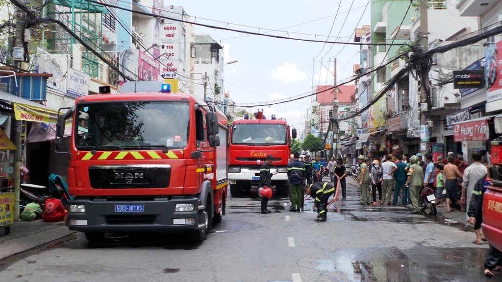 Tham gia chua chay, 1 phu nu bi bong hinh anh