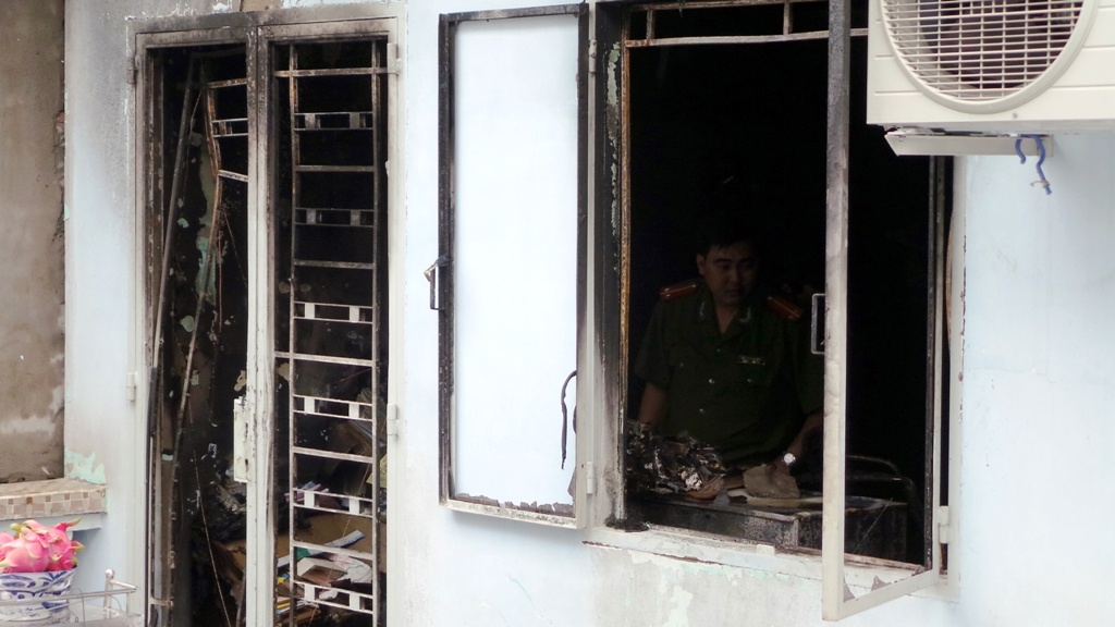 Cơ quan công an đang khám nghiệm hiện trường trong căn nhà bị hỏa hoạn.