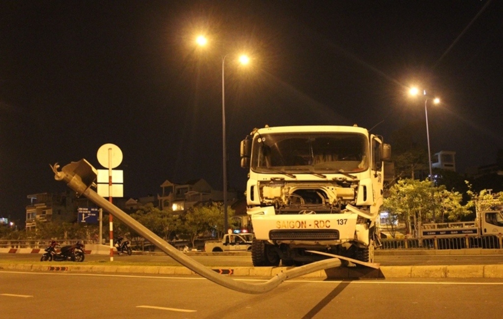 Xe bon nao loan truoc ham vuot song Sai Gon hinh anh