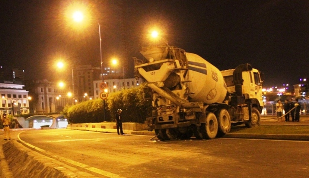 Hiện trường chiếc xe bồn mất lái