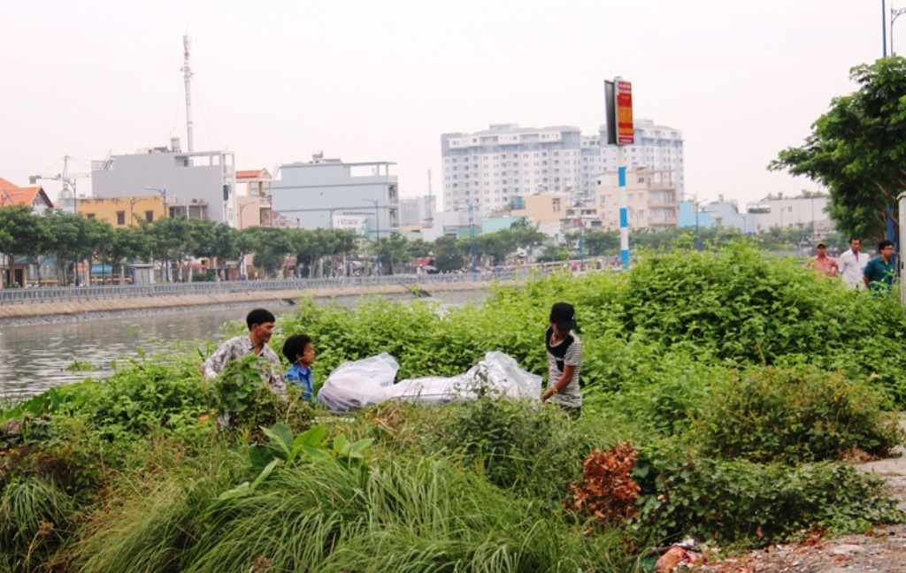 Xac phu nu co nhieu vet cat noi tren kenh Tau Hu hinh anh