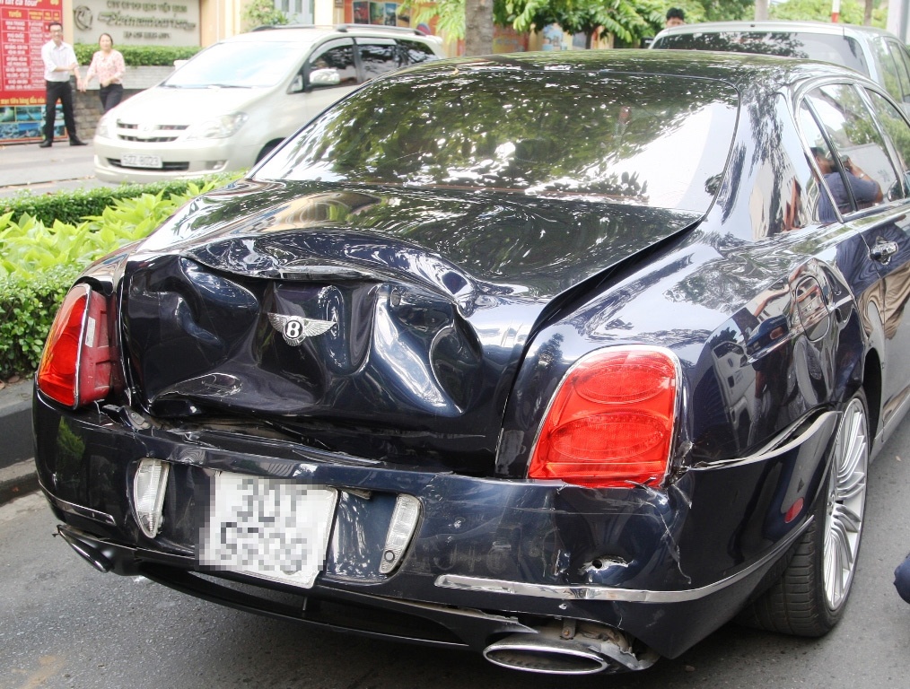 Sieu xe 10 ty bi tong 'bam dap' khi dung den do o Sai Gon hinh anh