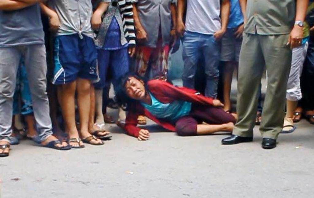 Nam giua duong khoc khi nguoi than bi xe buyt can qua dau hinh anh