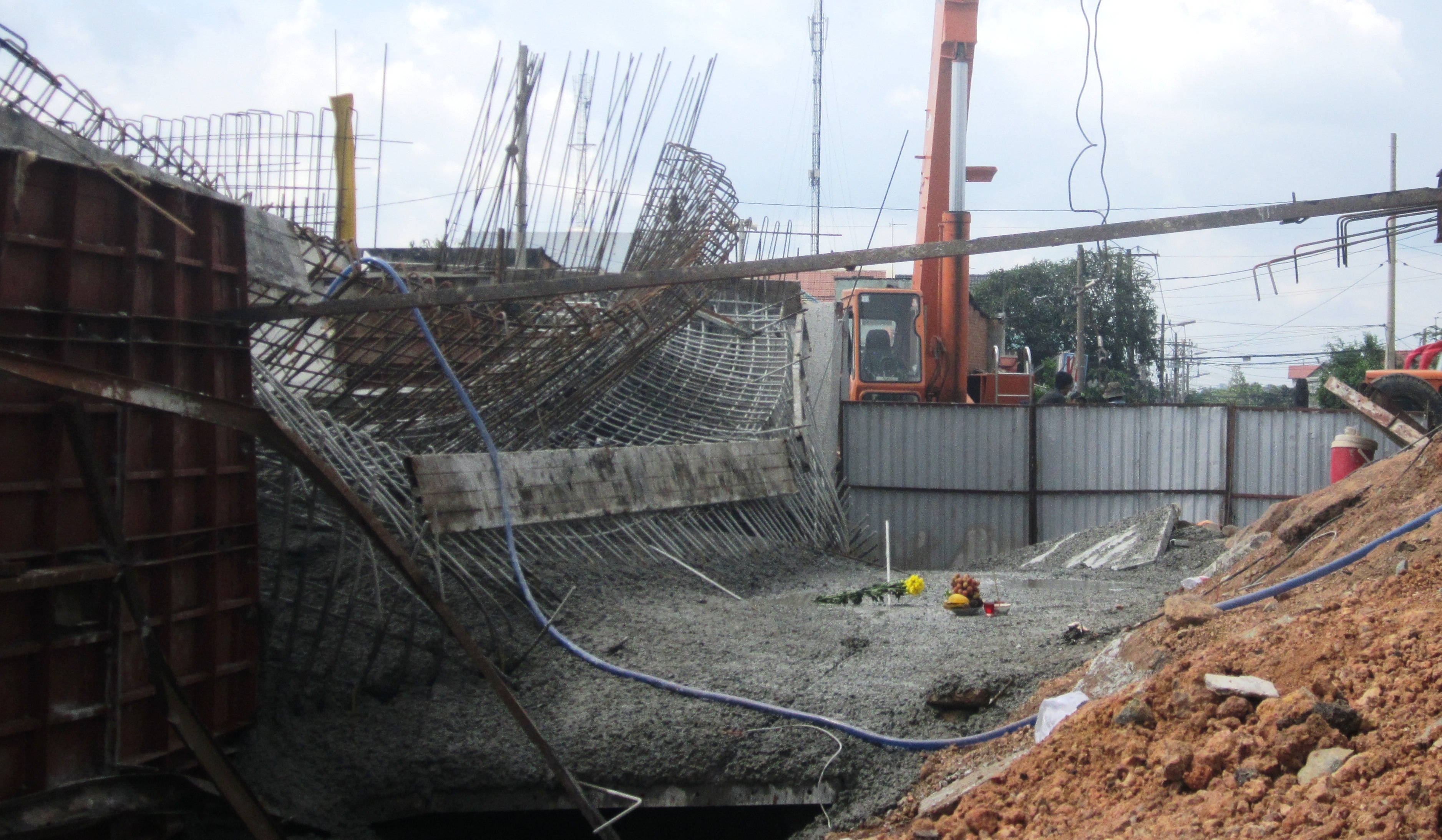 Cong nhan bi hang tan be tong long de chet hinh anh