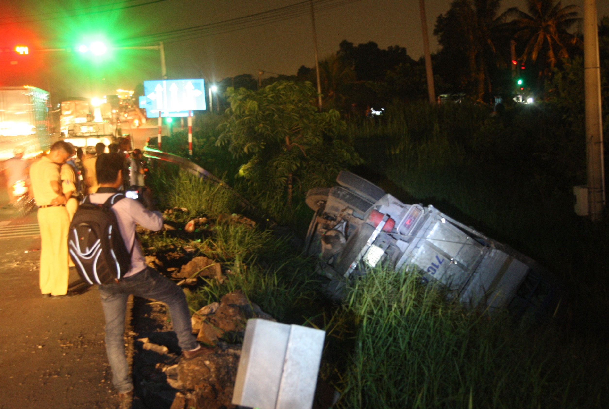 Tranh gay tai nan, xe tai lat xuong doc ben hong cau hinh anh