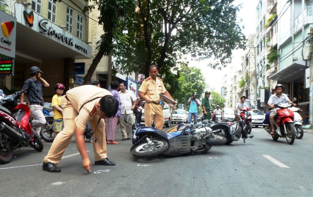 Truy bat oto ‘dien’ tong nhieu nguoi van thao chay o Sai Gon hinh anh