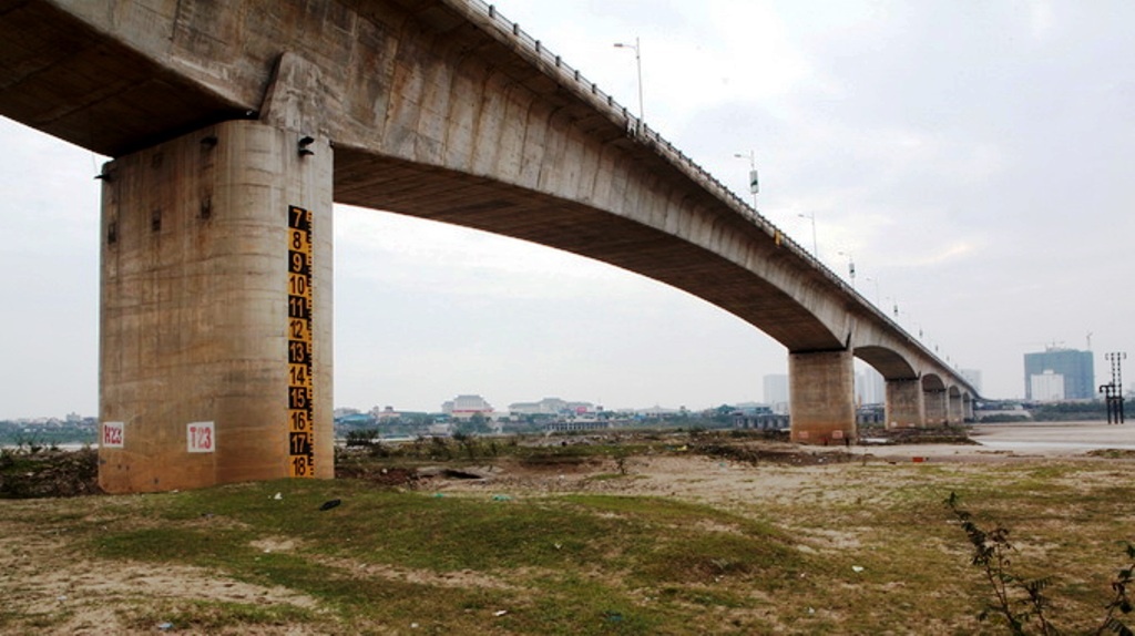 Cau Vinh Tuy nut do be tong bien dang nhiet khong dong deu hinh anh