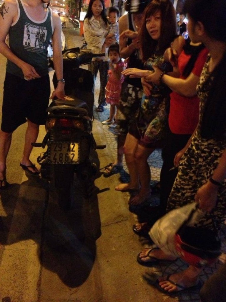 Hai tên cướp giật chiếc túi của chị Ngọc, nhưng không đứt quai nên bị kéo lê 30m.
