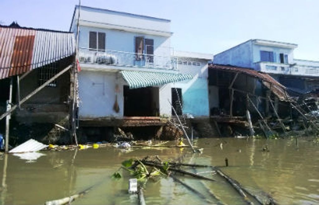 Những ngôi nhà này đang tiếp tục bị sông nuốt trọn.