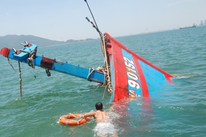 Va cham tau vo sat, mot tau ca bi dam chim hinh anh