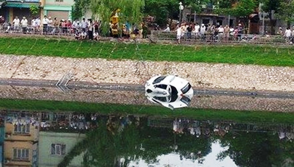 Taxi huc tung lan can bay xuong song To Lich hinh anh