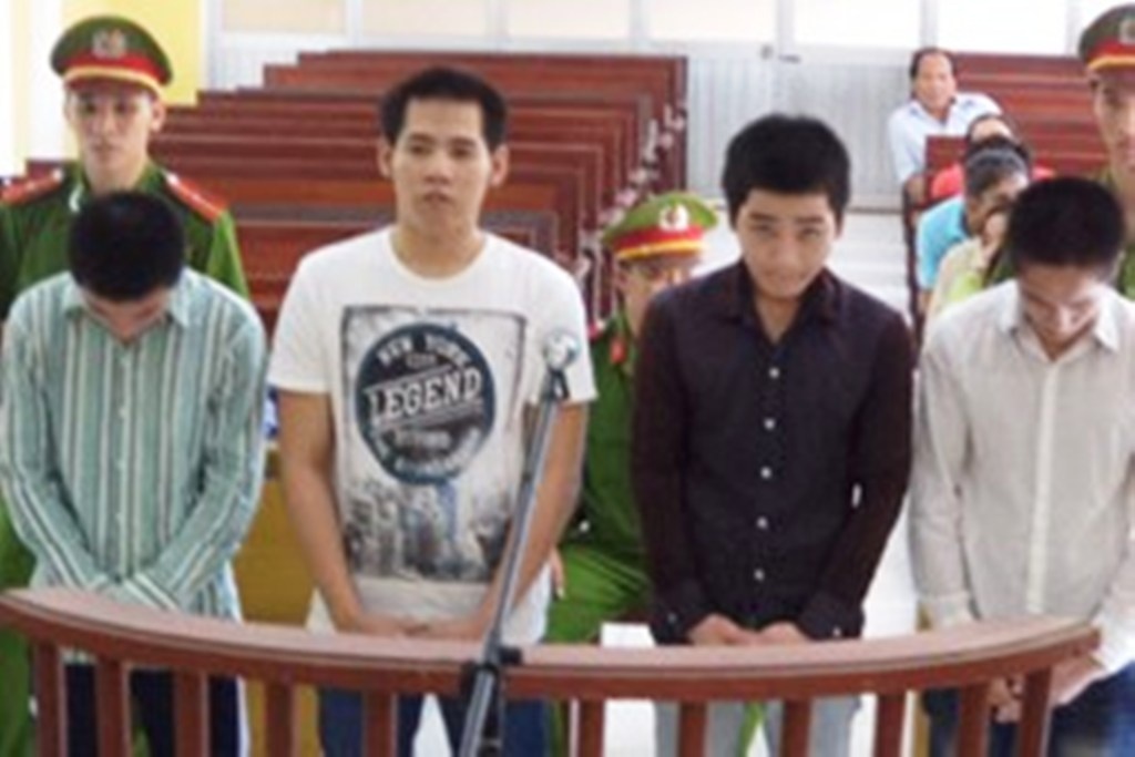 Luan phien hiep dam be 13 tuoi, 4 thanh nien linh an hinh anh